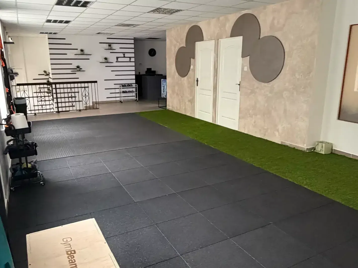 Edzőtér a the Movement Clubban: gumipadló, műfüves sáv és két fehér ajtó